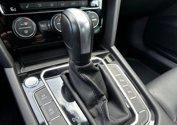 Volkswagen Passat cena 119900 przebieg: 67940, rok produkcji 2019 z Chełmno małe 277